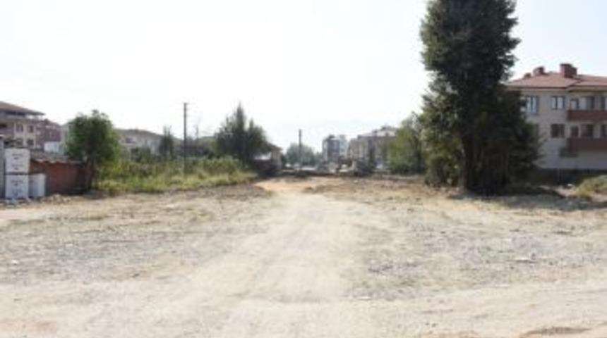 D&uuml;zce&rsquo;de Yeni Yapılan Yolda Alt Yapı &Ccedil;alışması Başlıyor