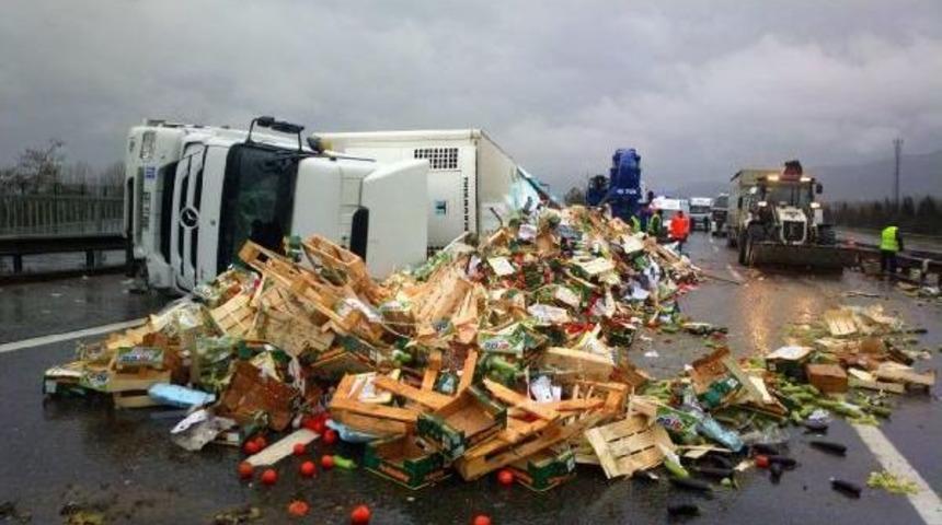 Tem'de Sebze Y&uuml;kl&uuml; Tır, Otomobilin &Uuml;zerine Devrildi: 3 Yaralı