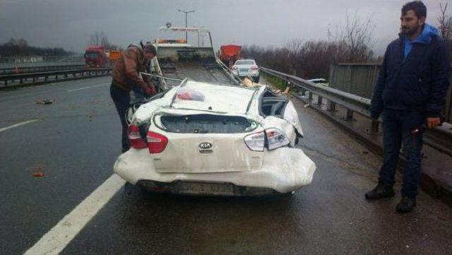 Tem'de Sebze Yüklü Tır, Otomobilin Üzerine Devrildi: 3 Yaralı