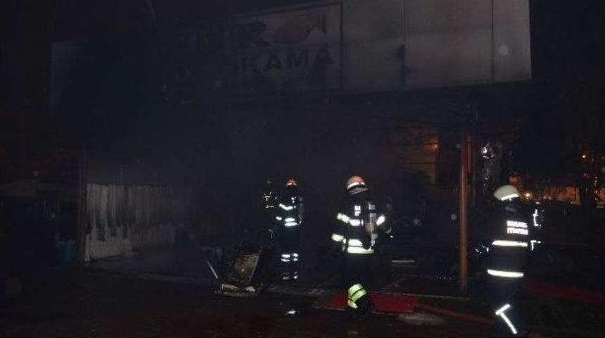 Oto Yıkamacıda &Ccedil;ıkan Yangın Korkuttu