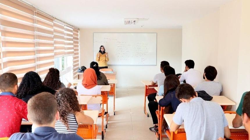 B&uuml;y&uuml;kşehir Belediyesi, &Uuml;cretsiz Kurslarla Gen&ccedil;leri &Uuml;niversiteye Hazırlıyor