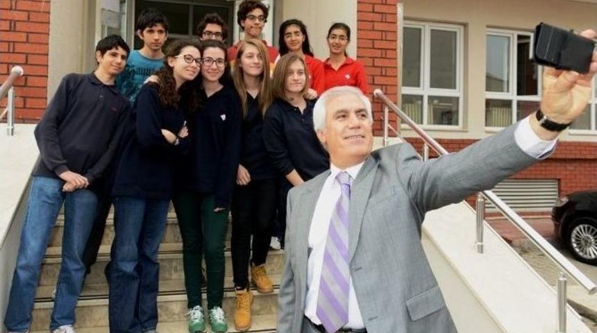 Başkan İkizlerle Selfie Yaptı