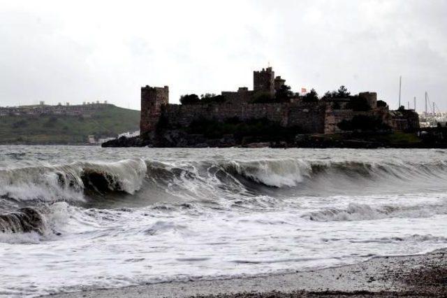 Bodrum'da Fırtına Ve Yağmur Hayatı Olumsuz Etkiledi