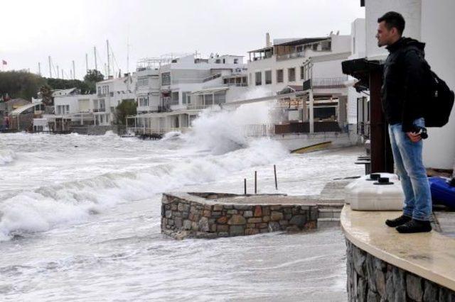 Bodrum'da Fırtına Ve Yağmur Hayatı Olumsuz Etkiledi