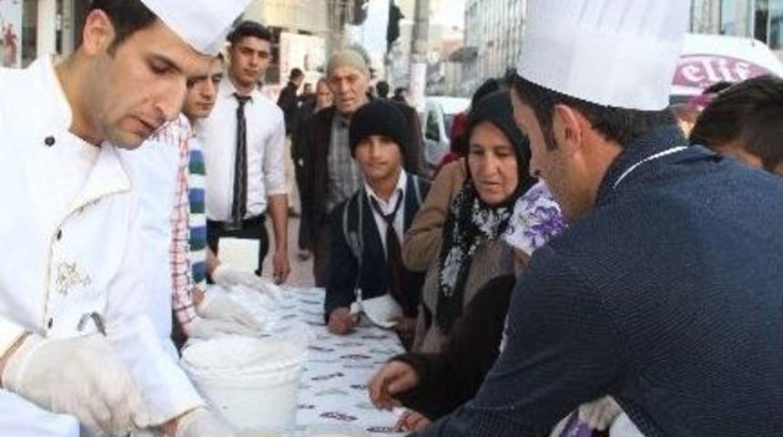 Vanlı Esnaftan Aşure Dağıtımı