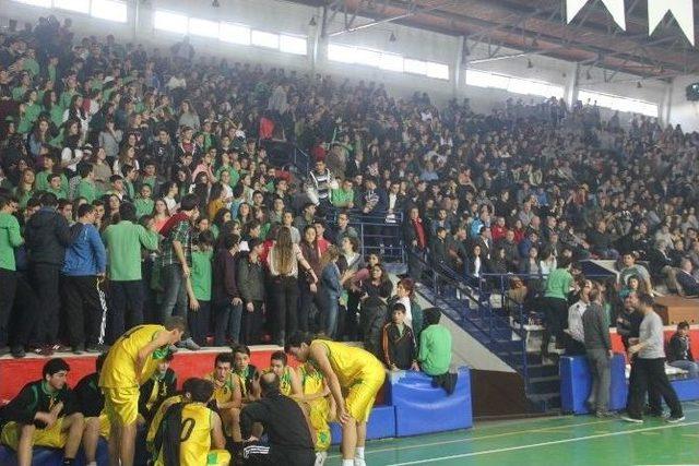 Basketbol Maçında Olaylar Çıktı