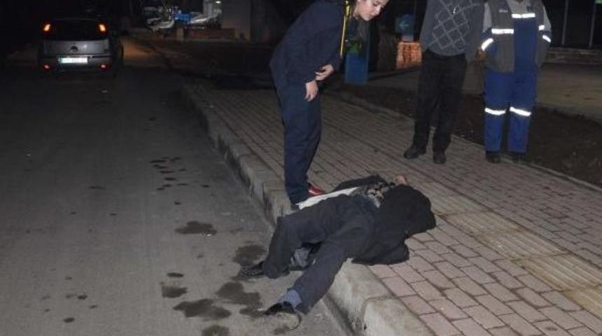 Alkol Alıp Kaldırımda Sızdı