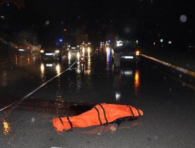 Kaza Yaptı, Yardım İsterken Otomobil Çarpınca Öldü