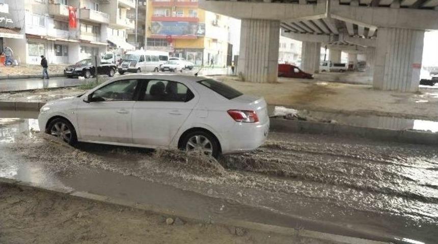 Kuşadası&rsquo;nda &Ccedil;evre Yolu Yağmurla G&ouml;le D&ouml;nd&uuml;