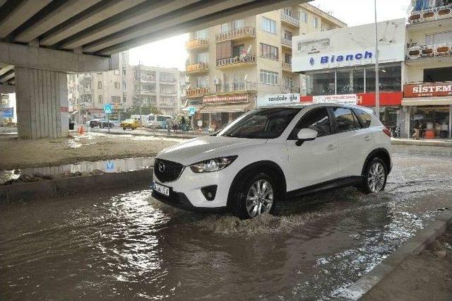 Kuşadası&rsquo;nda &Ccedil;evre Yolu Yağmurla G&ouml;le D&ouml;nd&uuml; 1