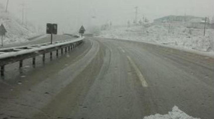 Ak&ccedil;akoca&rsquo;da Y&uuml;ksek Kesimlerde Kar Yağışı