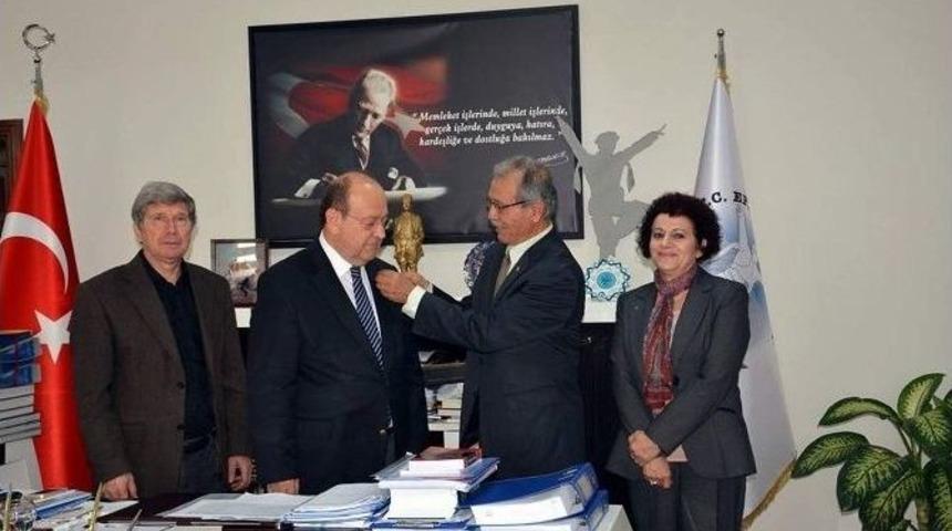 Başkan &Ouml;zakcan&rsquo;a Tema Rozeti