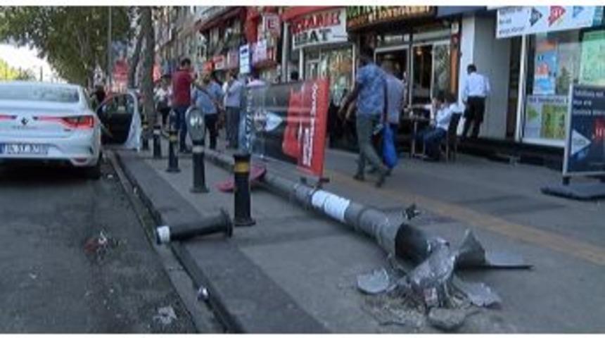 Fatih&rsquo;te Aracın &Ccedil;arptığı Direk Kadının &Uuml;zerine Devrildi