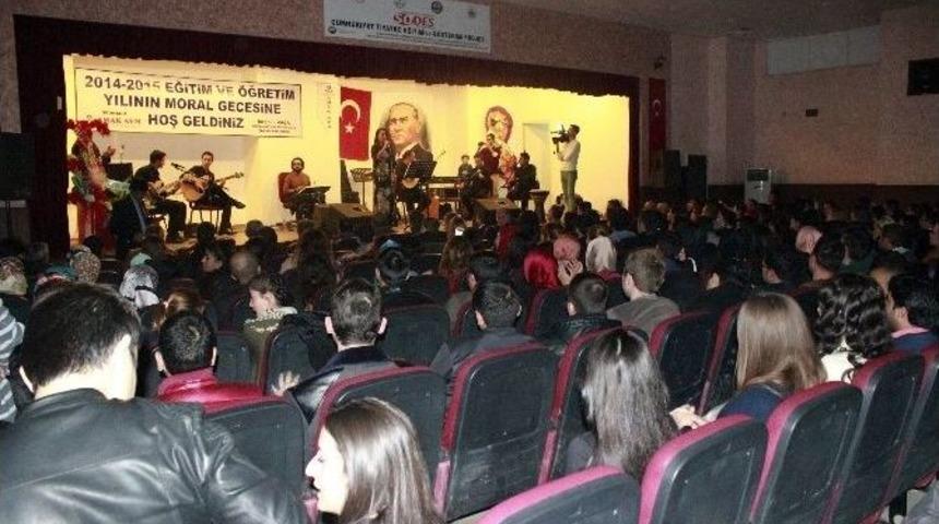 &Ouml;ğretmenler Meslektaşlarını Eğlendirdi