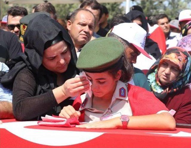 Şehit Ağabeyini Üniforması Ve Kepiyle Uğurladı