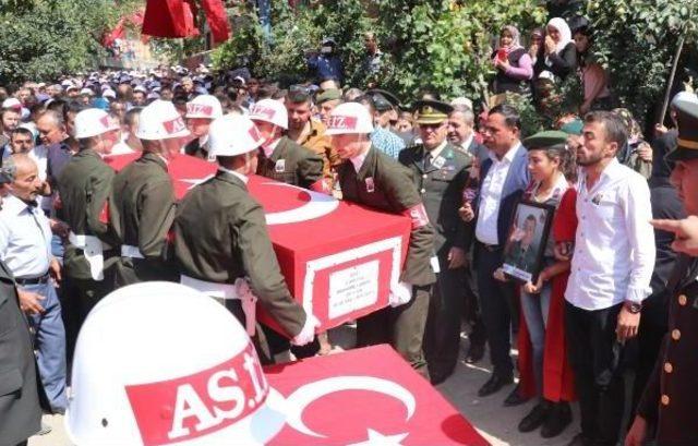 Şehit Ağabeyini Üniforması Ve Kepiyle Uğurladı