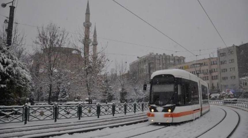 Eskişehir Ve K&uuml;tahya'da Kar Yağışı Etkili Oldu