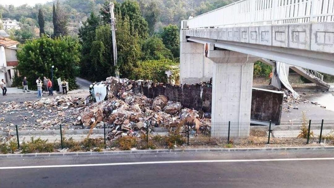 Fethiye&rsquo;de Tır &Uuml;st Ge&ccedil;ide &Ccedil;arptı: 1 Yaralı