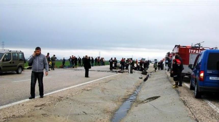 Adana'da Kaza: 6 &Ouml;l&uuml;, 3 Yaralı (2) - Yeniden