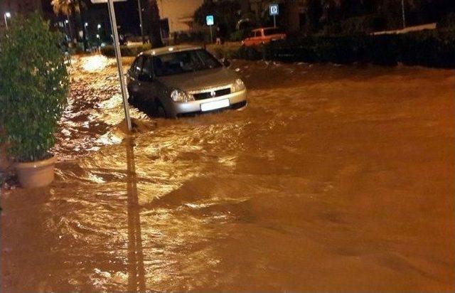 Marmaris’te Etkili Yağış Su Taşkınlarına Yol Açtı
