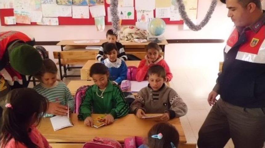 Jandarma &Ccedil;ocuklara Kitap Dağıttı