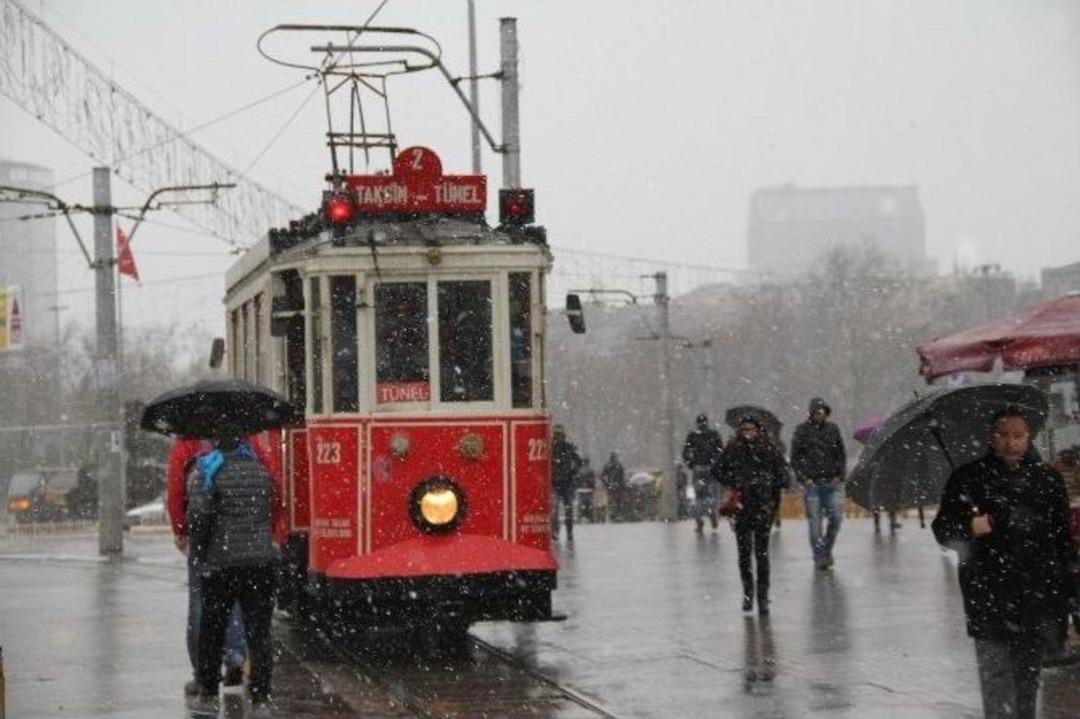 İstanbul&rsquo;da Kar Yağışı Devam Ediyor