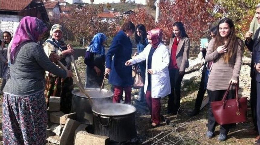 &Ouml;ğretmenler Aşure Dağıttı