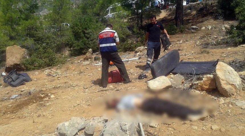 Karaman&rsquo;da İş&ccedil;ileri Taşıyan Minib&uuml;s U&ccedil;uruma Yuvarlandı: 1 &Ouml;l&uuml;, 6 Yaralı