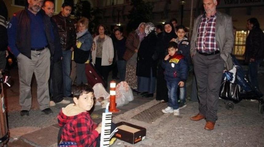 Sokaklarda Fl&uuml;t &Ccedil;alarak Okul Masraflarını Karşılıyor