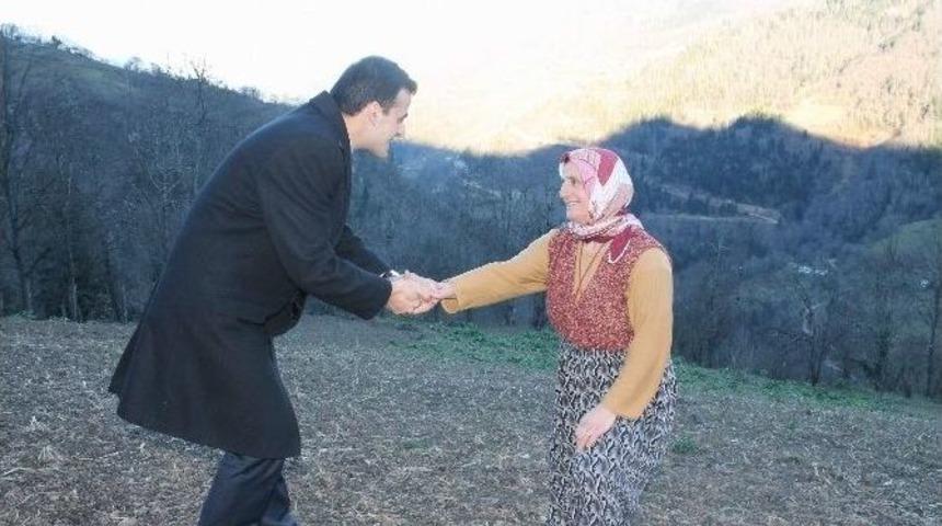 Ma&ccedil;ka Kaymakamı Tutkan Mahalle Mahalle Gezerek Vatandaşın Sorunlarını Dinliyor