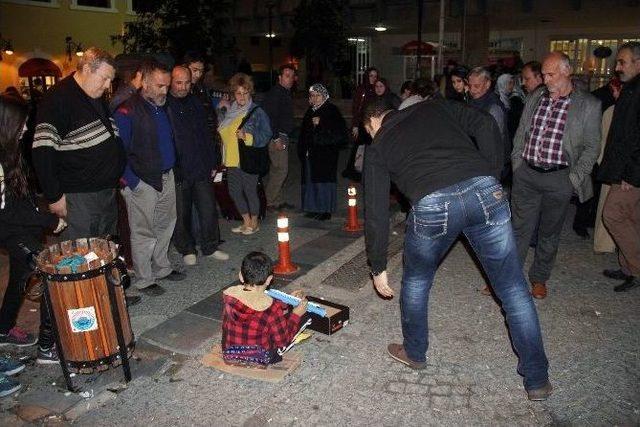 Sokaklarda Flüt Çalarak Okul Masraflarını Karşılıyor