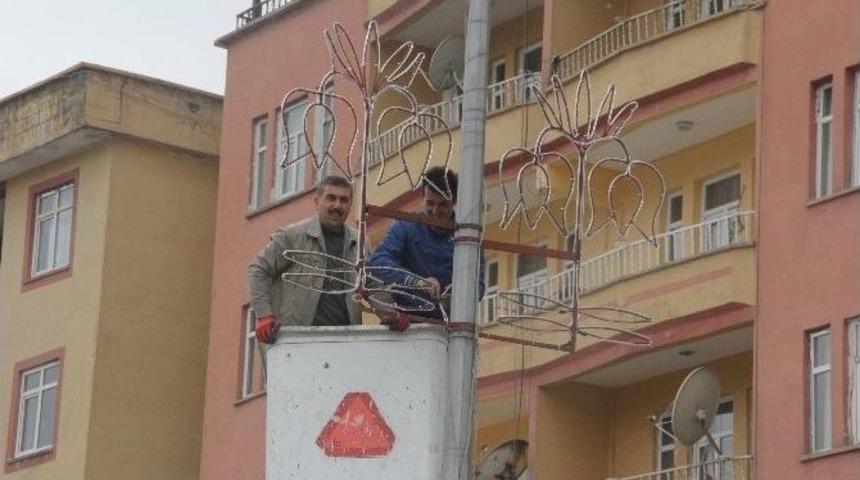 Hakkari&rsquo;nin Caddeleri Ters Lale Amblemi İle S&uuml;sleniyor