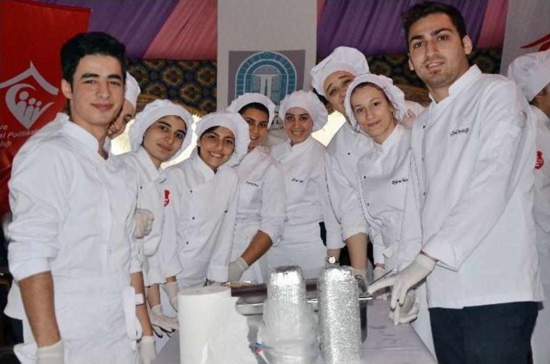 &Ouml;ğrencilerden Dar&uuml;laceze Sakinlerine Vefa