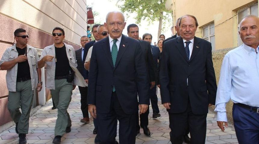 Kılı&ccedil;daroğlu&rsquo;na Derdini Anlatırken Bayıldı