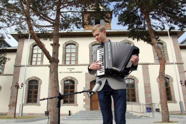 6 Ülkeden 36 Genç 'sarı Gelin' Türküsüne Klip Çekti