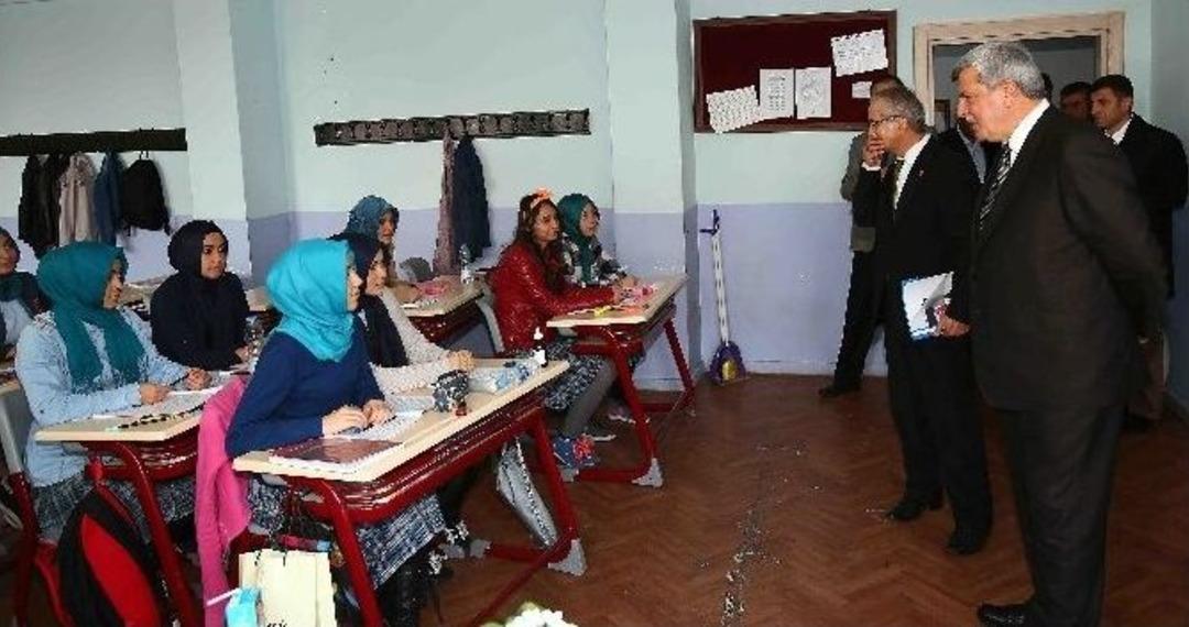 Başkan Karaosmanoğlu &Ouml;ğrencilerle Bir Araya Geldi