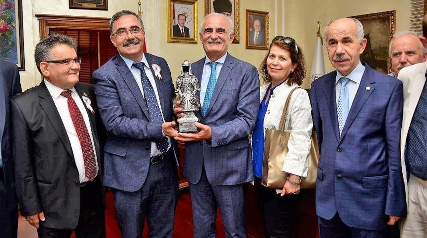 Başkan Yılmaz: &ldquo;toplumun En B&uuml;y&uuml;k Mihenk Taşıdır Esnaflarımız"