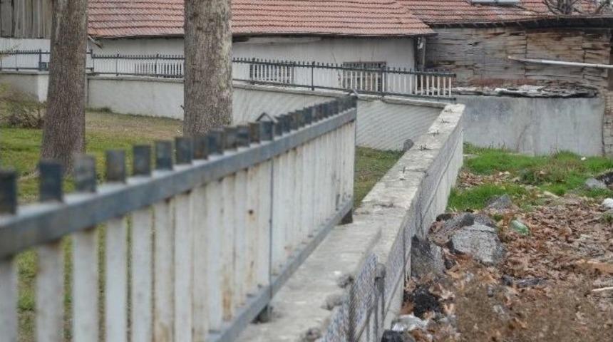 Muhtarlık Binasının Demirlerini &Ccedil;aldılar