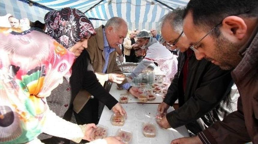 Bayraklı&rsquo;da 13 Bin Kişiye Aşure Dağıtıldı