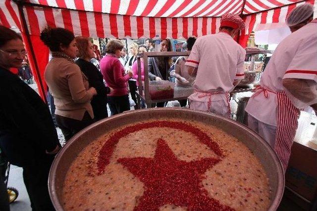 Bayraklı’da 13 Bin Kişiye Aşure Dağıtıldı