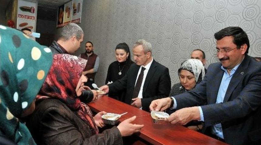 Başkan Ak Ke&ccedil;i&ouml;renlilere Aşure İkram Etti