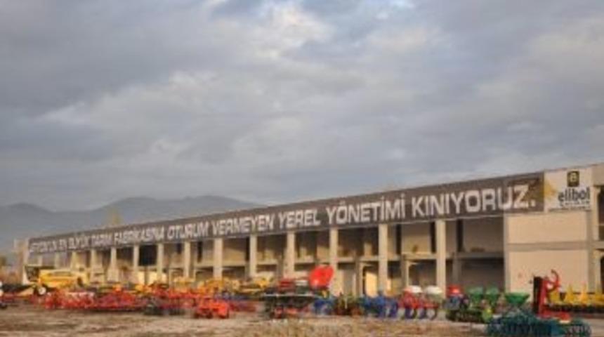 Eski Başkan Yeni Başkanı Astığı Pankartla Protesto Etti