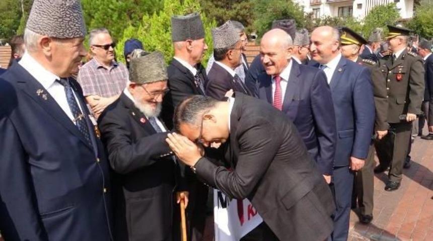 Vali, Gazinin Elini &Ouml;pt&uuml;