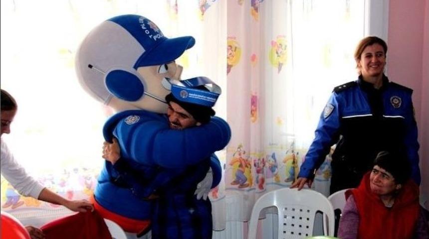 Engelli &Ouml;ğrenciler Kanka Polis&rsquo;i &Ccedil;ok Sevdi