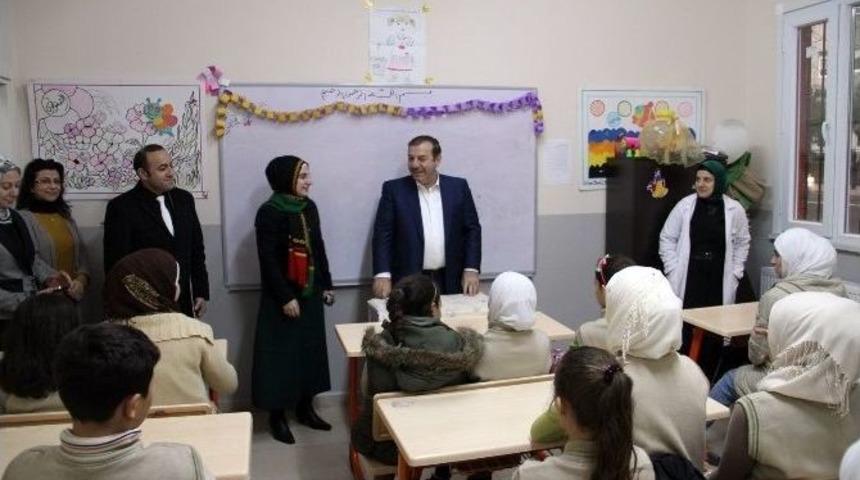 Başkan Kadıoğlu M&uuml;lteci &Ouml;ğrencileri Ziyaret Etti