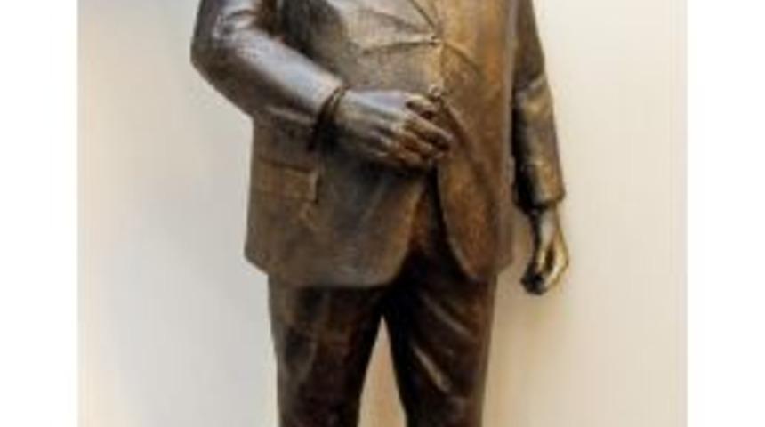 Kartal Belediyesi&rsquo;nden Kıbrıs&rsquo;a Rauf Denktaş Heykeli