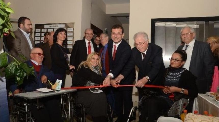 Beylikd&uuml;z&uuml; Belediyesi&rsquo;nden H&uuml;sn&uuml; Ayık &Ouml;zel Bakım Merkezi&rsquo;ne K&uuml;t&uuml;phane Desteği