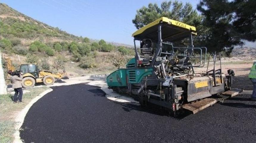 Menderes Kendi Asfaltını Kendisi D&ouml;k&uuml;yor