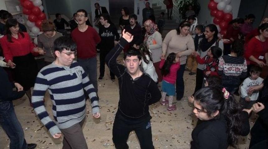 &Ouml;zel &Ccedil;ocuklar Yeni Yıl Partisinde Eğlendi