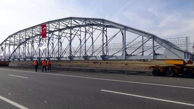 100 Tonluk Tarihi Köprü Tır’la Taşınıyor